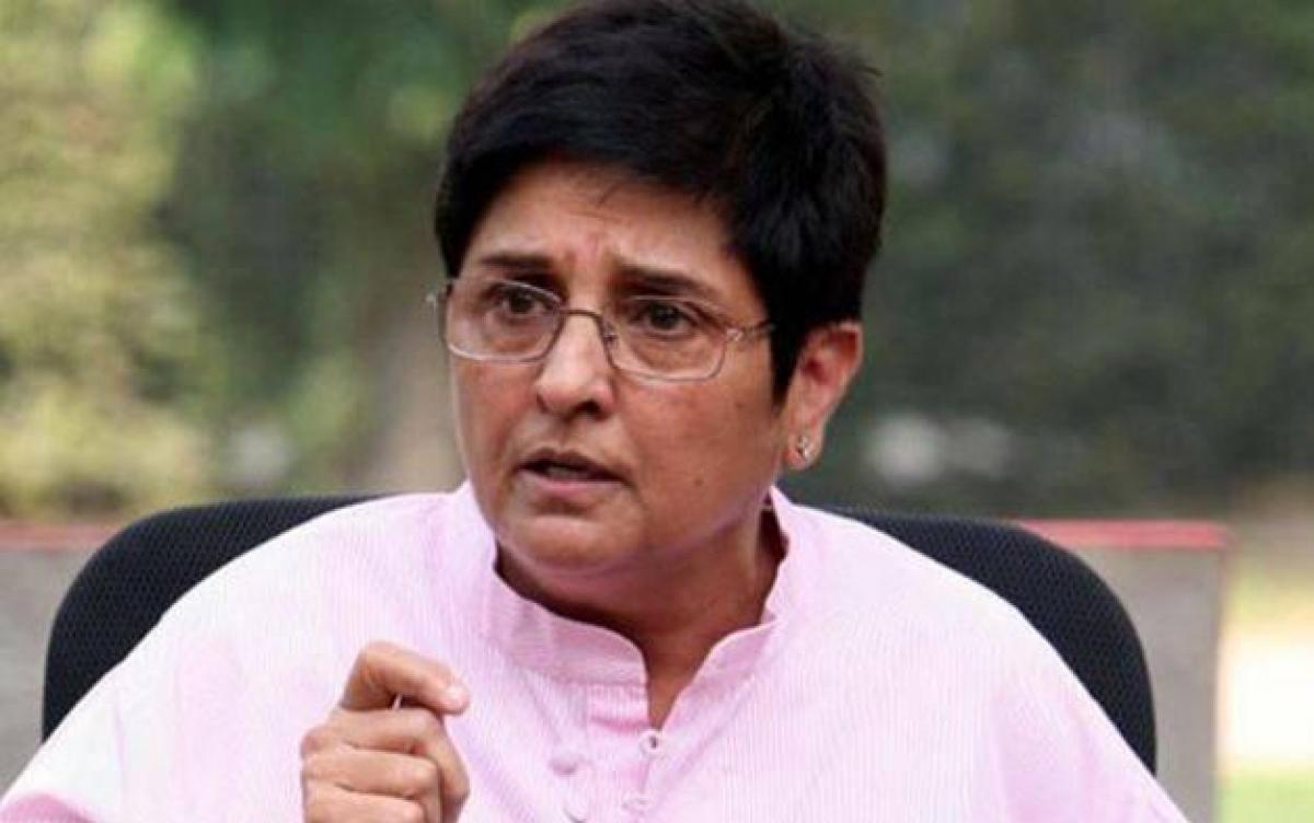 Congress members protest against Kiran Bedi in Puducherry